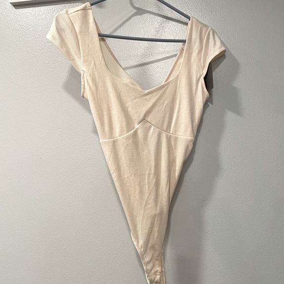 NWT Southern Alternative Cream Open Back Bodysuit Sz M - Picture 2 of 5